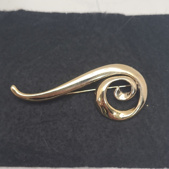 Jewelry - Elegant Gold Swirl Brooch